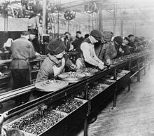 220px-Ford_assembly_line_-_1913